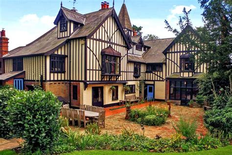 what were tudor houses like